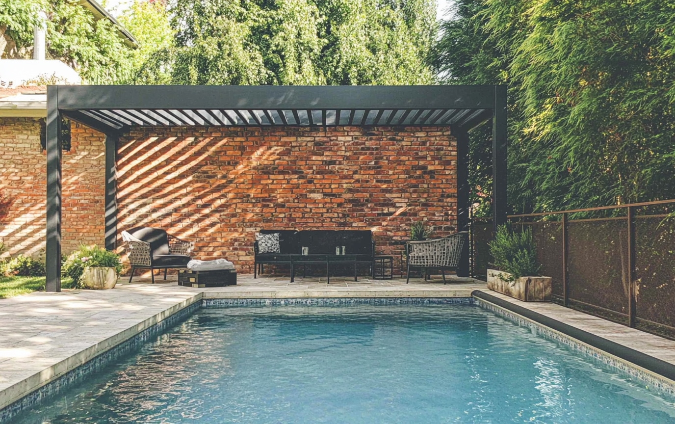 Pergola bioclimatica Bioclisse nera con lamelle orientabili a bordo piscina in giardino residenziale