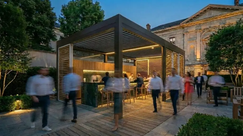 Pergola bioclimatica Bioeclisse per bar con frangisole in legno e illuminazione LED in dehors urbano