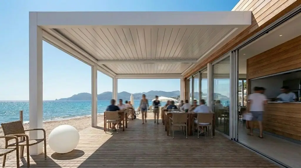 Pergola bioclimatica Bioeclisse bianca per dehors ristorante con vista mare